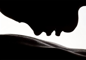 Төсекте жатқан әйелді қуантудың 6 ең жақсы жолы